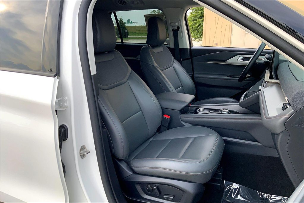 Used 2025 Ford Explorer Active w/ Active Comfort Package AWD/4WD image 7