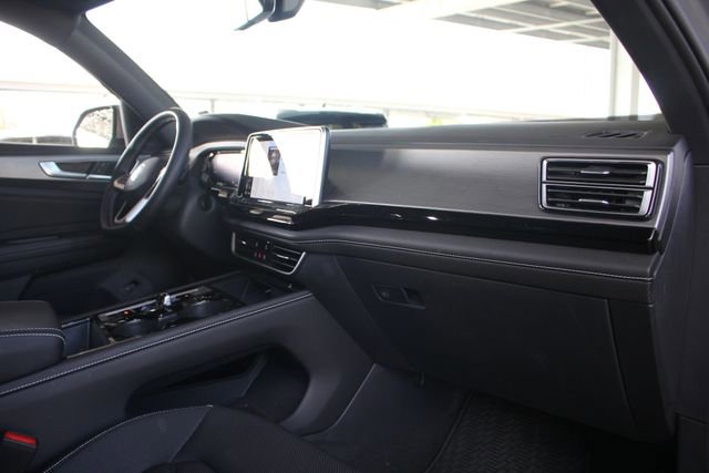 Used 2025 Volkswagen Atlas Cross Sport SE w/ Panoramic Sunroof Package image 24