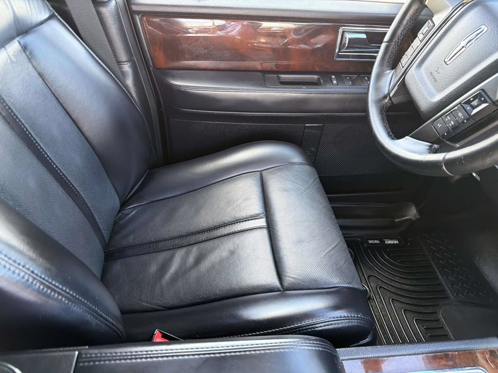 Used 2017 Lincoln Navigator Select RWD image 12