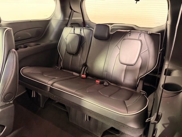 Used 2025 Chrysler Pacifica Limited image 33
