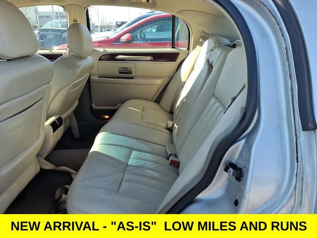 Used 2005 Lincoln Town Car Signature image 3