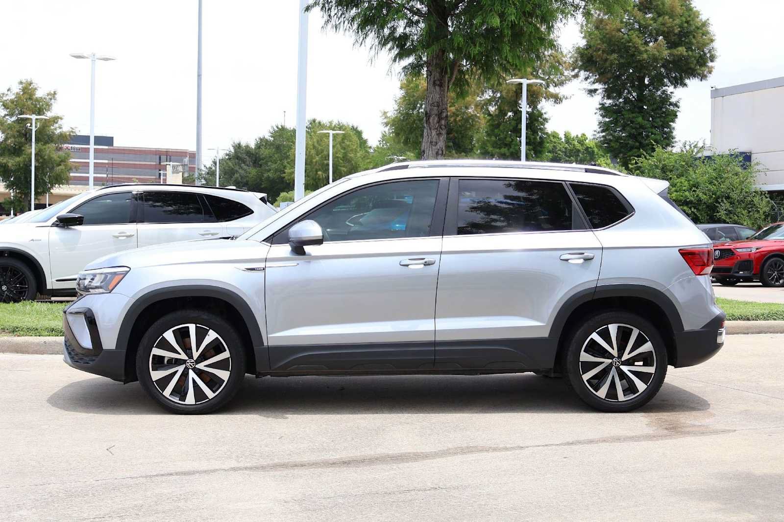Used 2022 Volkswagen Taos SE FWD image 3