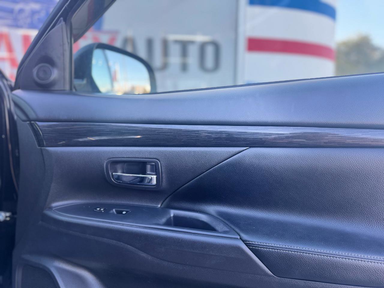 Used 2018 Mitsubishi Outlander SE image 39