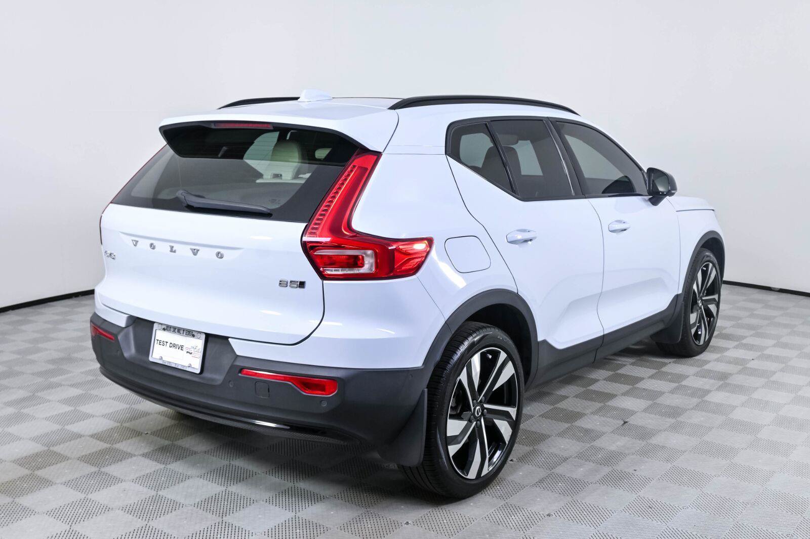 Certified 2024 Volvo XC40 B5 Plus w/ Protection Package Premier AWD/4WD image 27