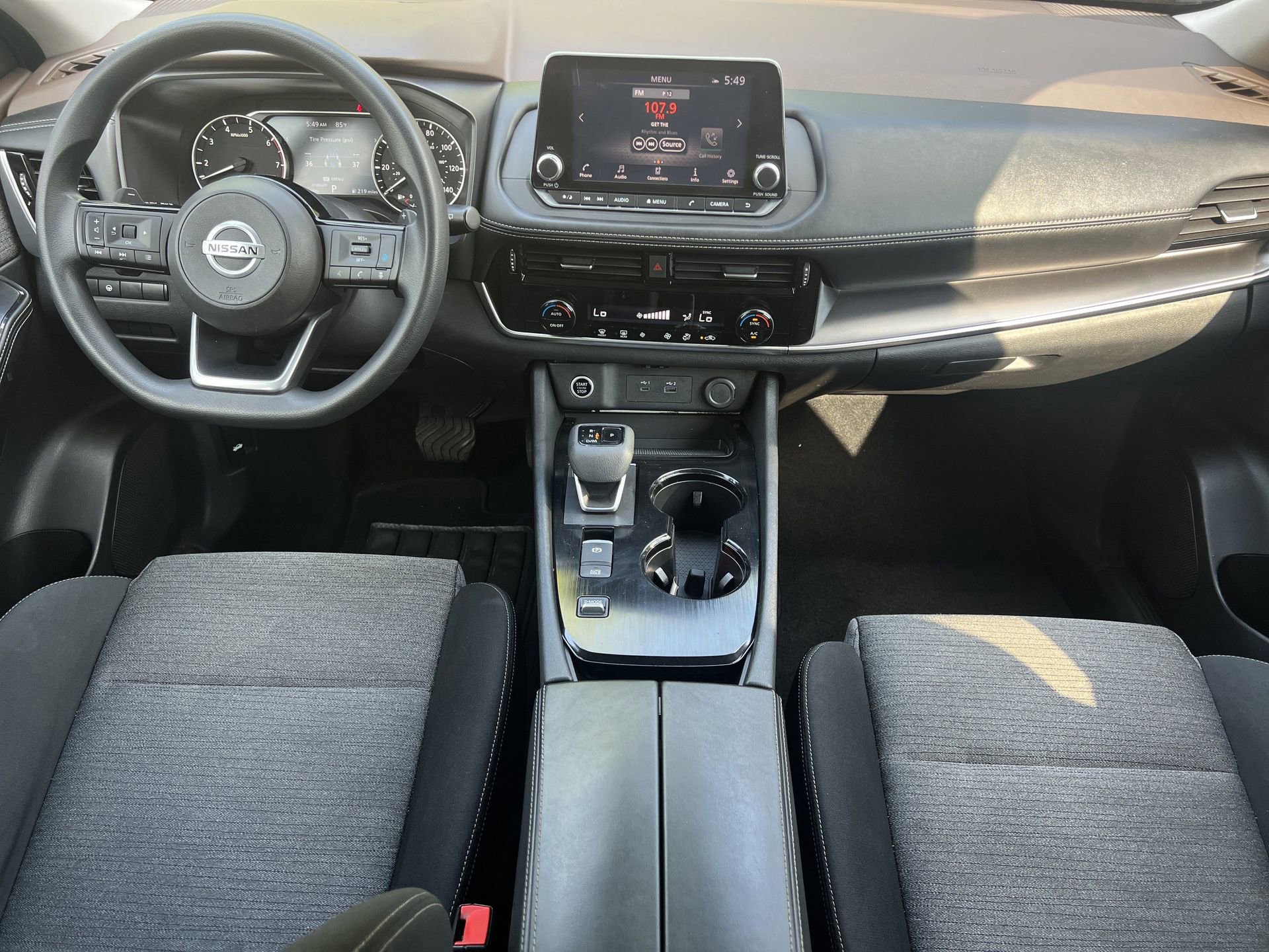 Used 2021 Nissan Rogue SV FWD image 2