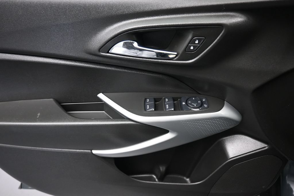 Used 2025 Chevrolet Trax LS FWD image 10