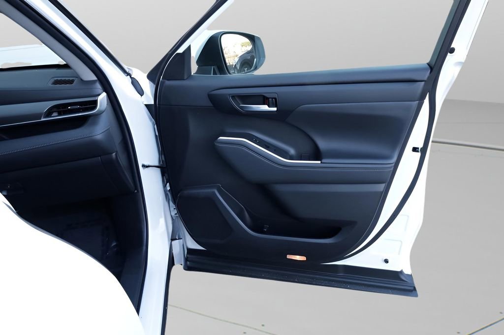 Used 2023 Toyota Highlander XLE image 38