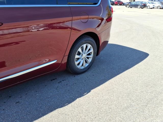 Used 2018 Chrysler Pacifica Touring-L FWD image 5