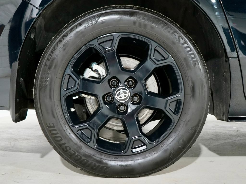 Used 2025 Toyota Sienna XLE Woodland Edition image 35