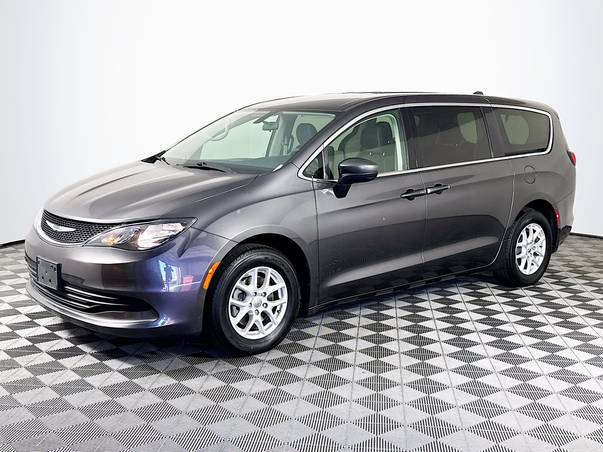 Used 2020 Chrysler Voyager LX FWD image 4