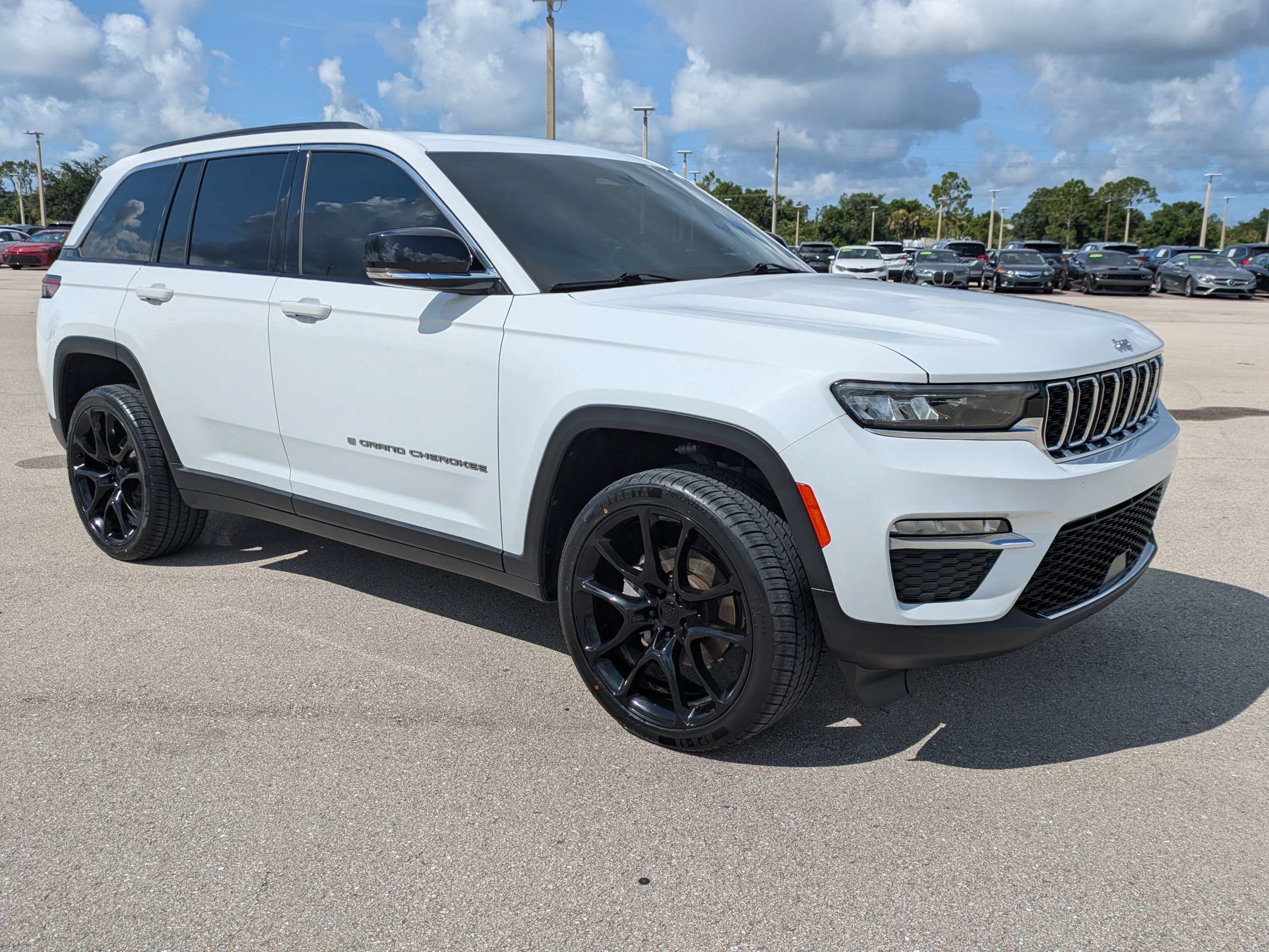 Used 2022 Jeep Grand Cherokee Limited AWD/4WD image 2