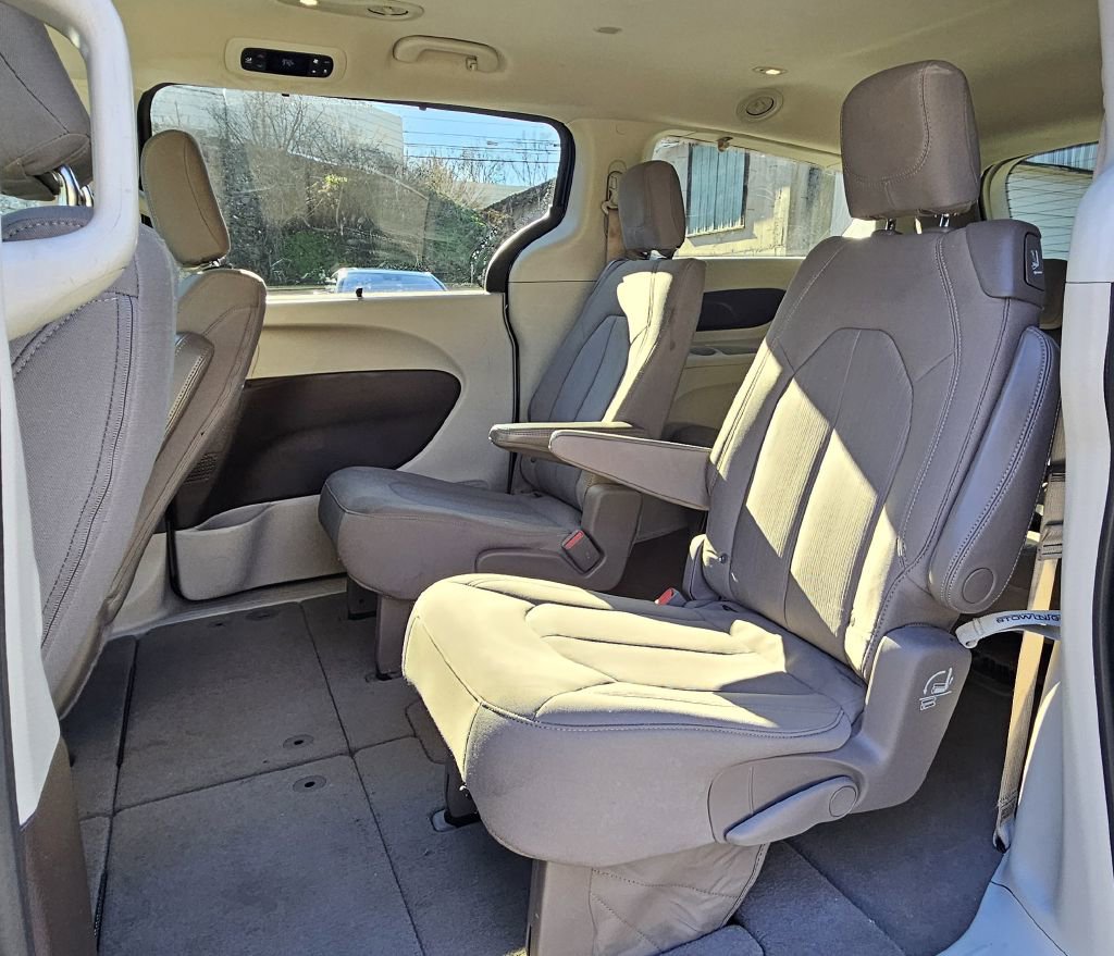 Used 2020 Chrysler Pacifica Touring image 10