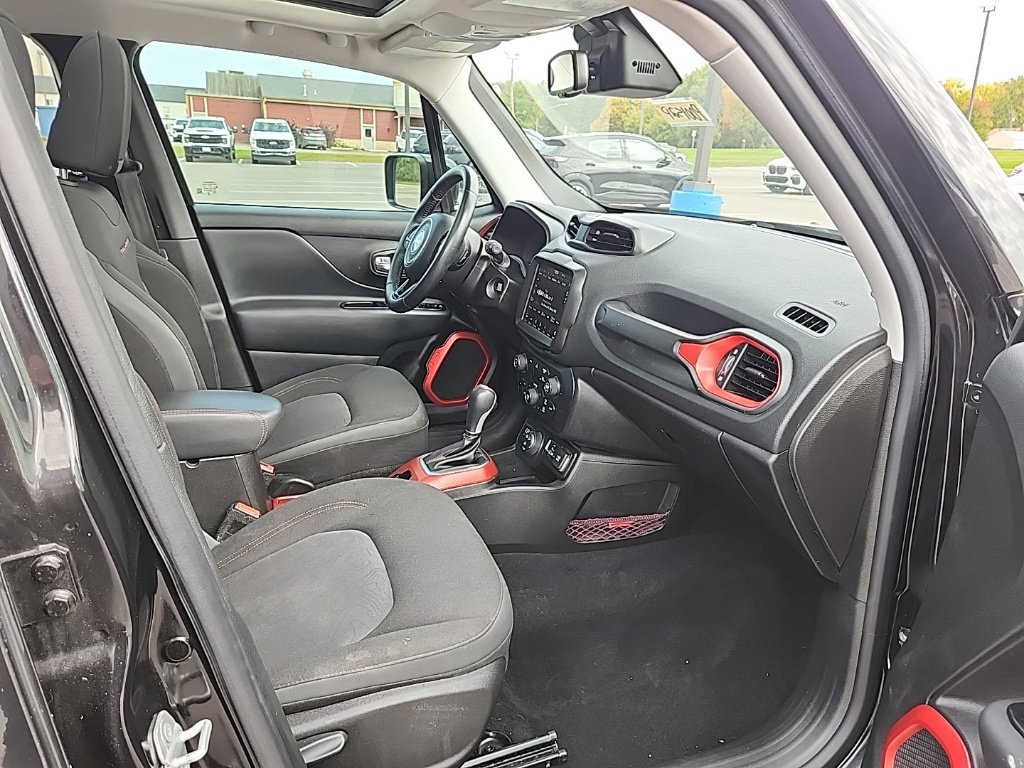 Used 2022 Jeep Renegade Trailhawk w/ Sun/Sound Group AWD/4WD image 18