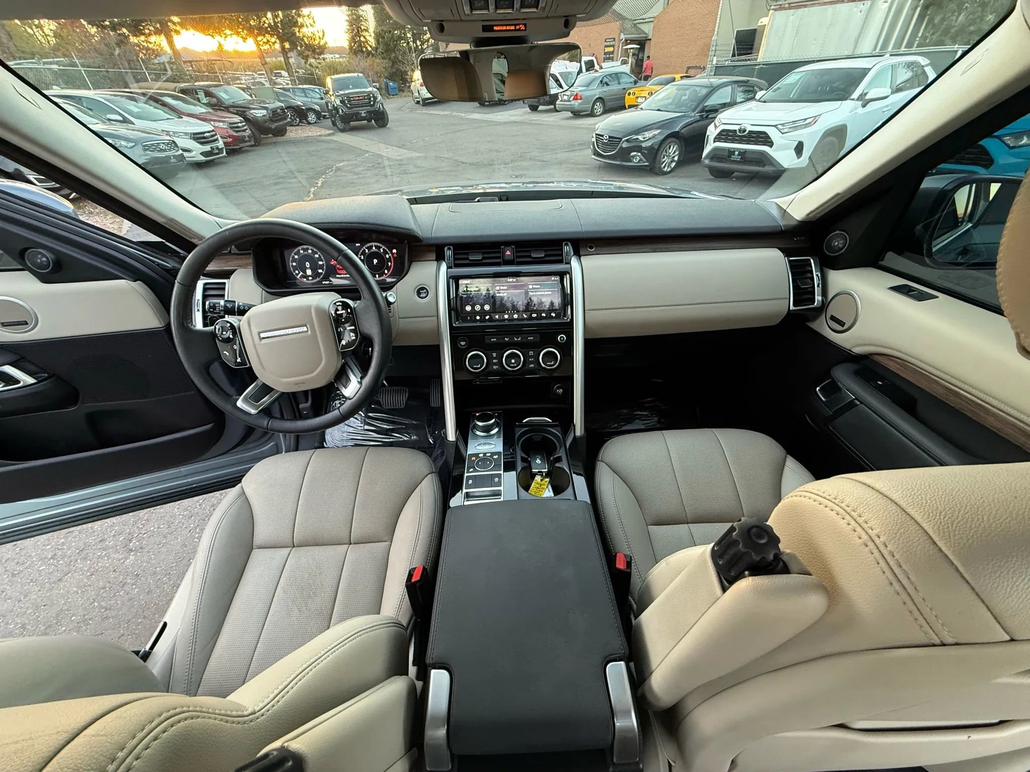 Used 2019 Land Rover Discovery HSE image 27