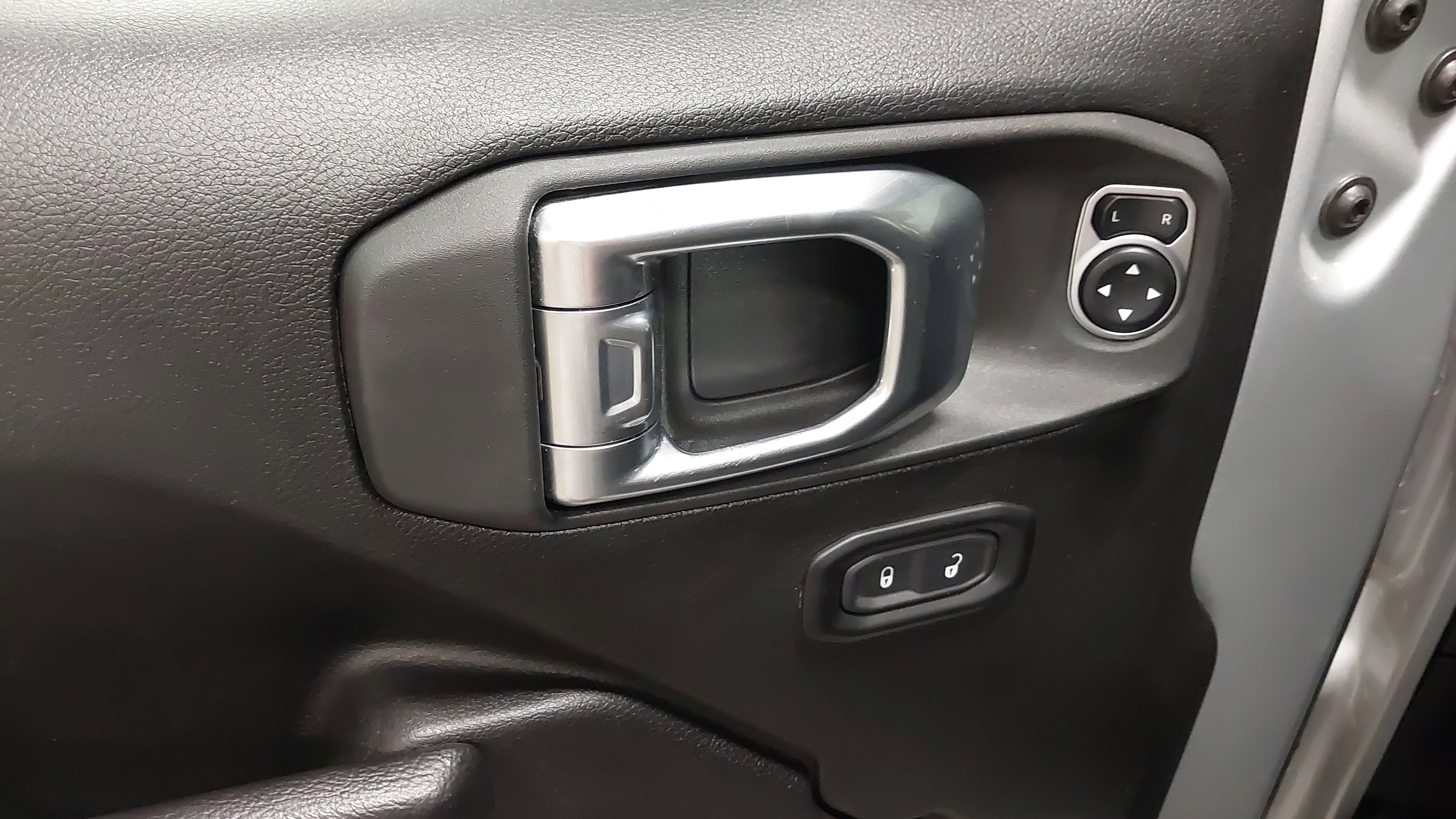 Used 2024 Jeep Wrangler Rubicon image 25