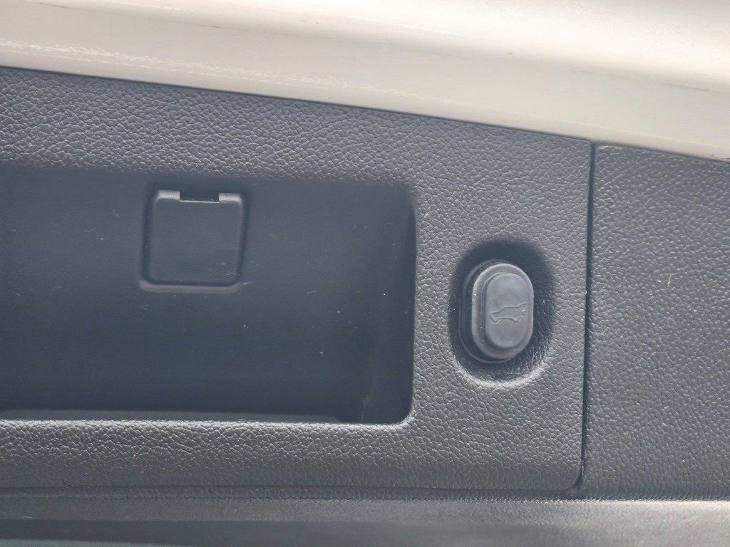 Used 2019 Cadillac Escalade Premium Luxury image 14