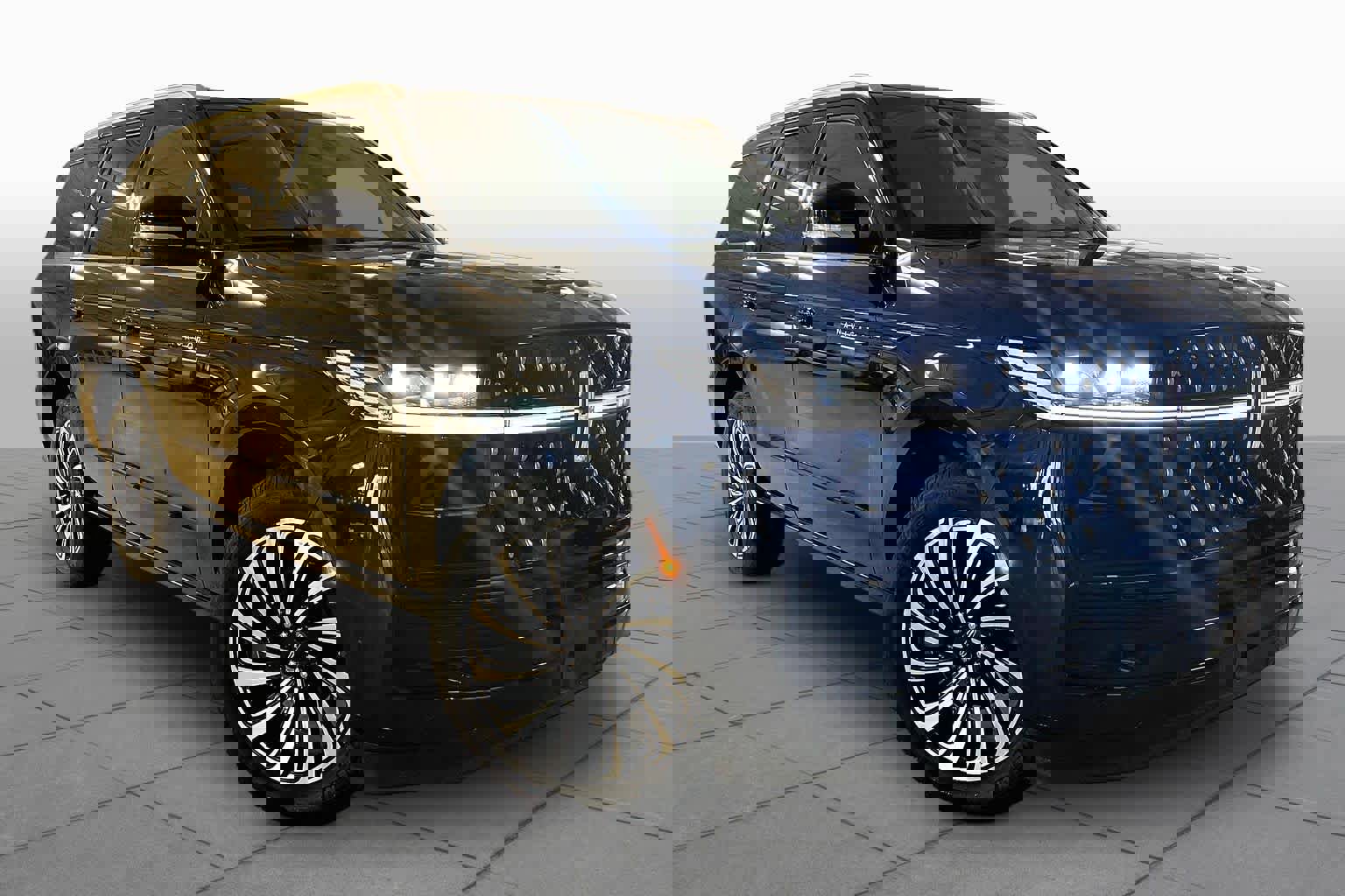 Used 2025 Lincoln Navigator Black Label AWD/4WD image 2