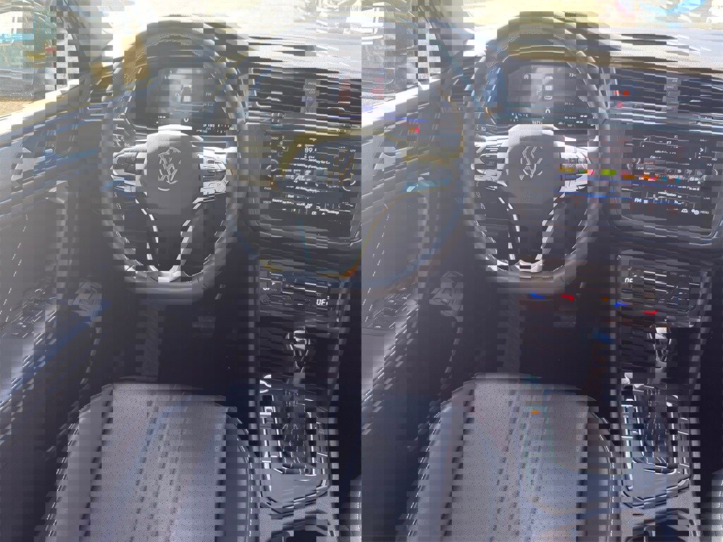 New 2024 Volkswagen Tiguan SE image 24