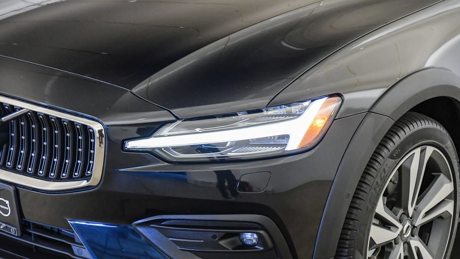 Certified 2024 Volvo V60 B5 Cross Country Plus AWD/4WD image 8