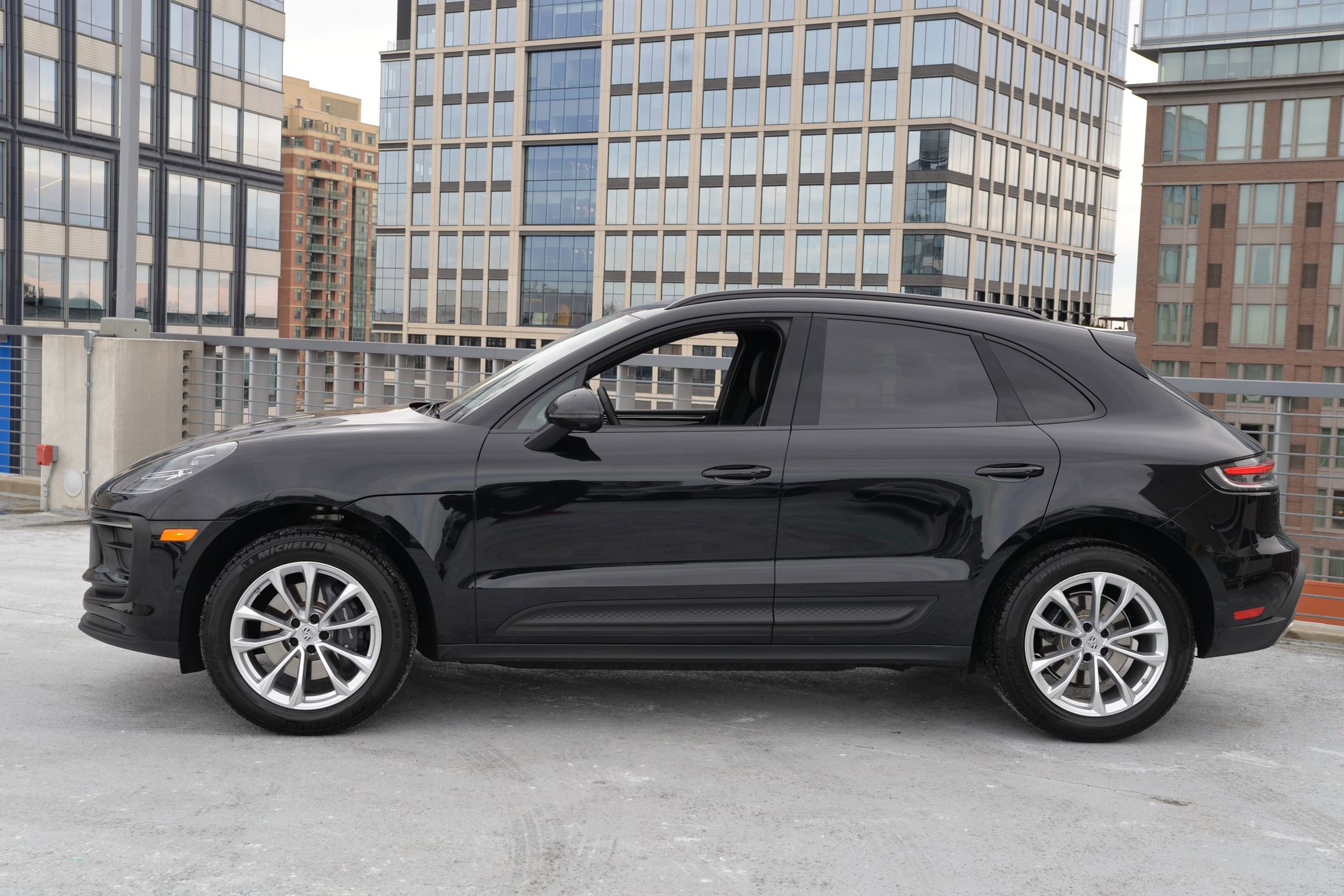 Certified 2025 Porsche Macan image 2