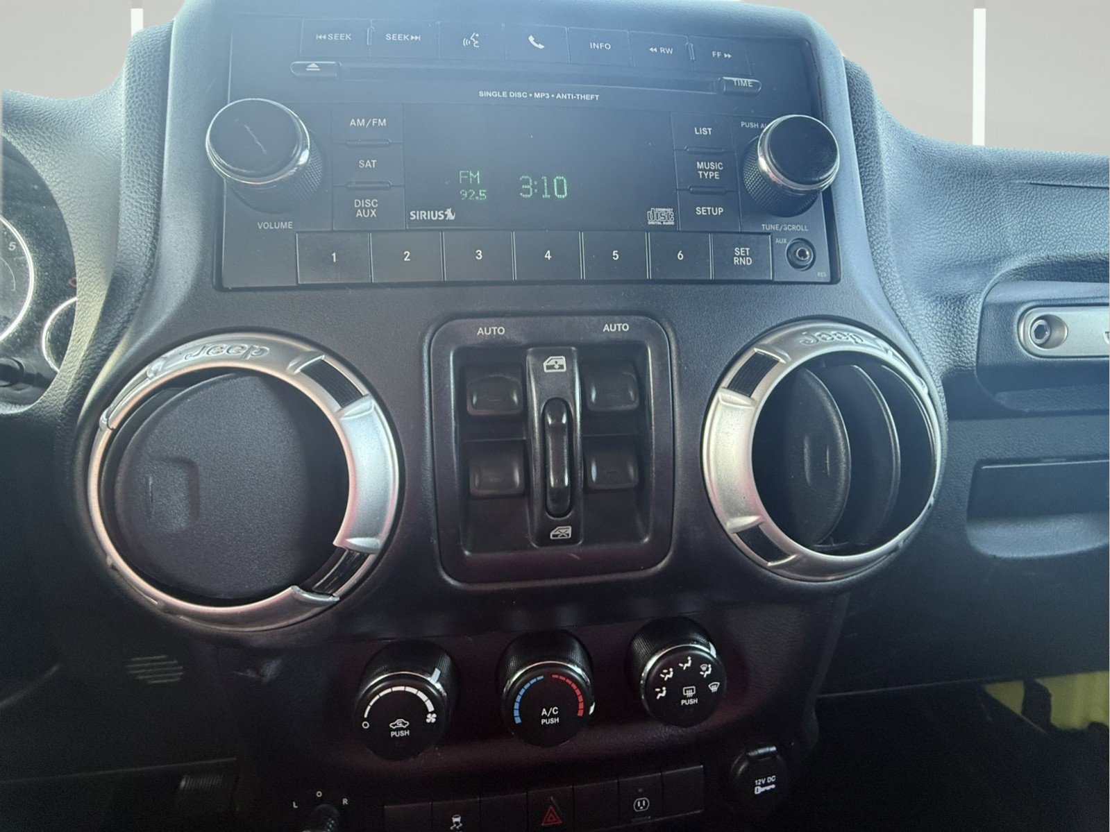 Used 2016 Jeep Wrangler Unlimited Sahara w/ Connectivity Group image 17