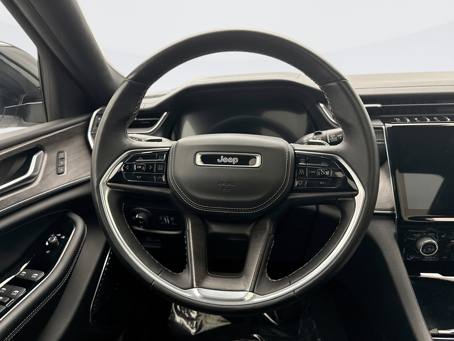 Used 2022 Jeep Grand Cherokee Overland image 12