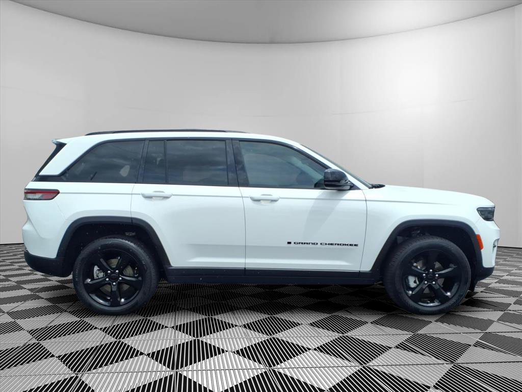 Used 2023 Jeep Grand Cherokee Limited w/ Black Appearance Package RWD image 31