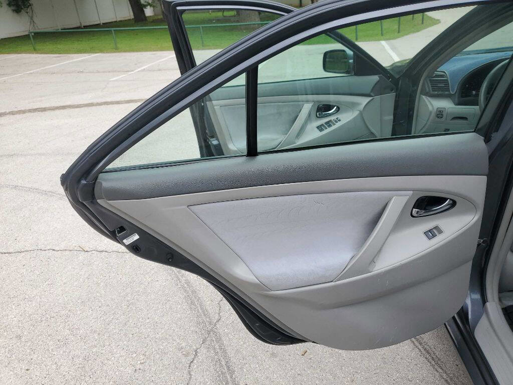 Used 2010 Toyota Camry LE image 11