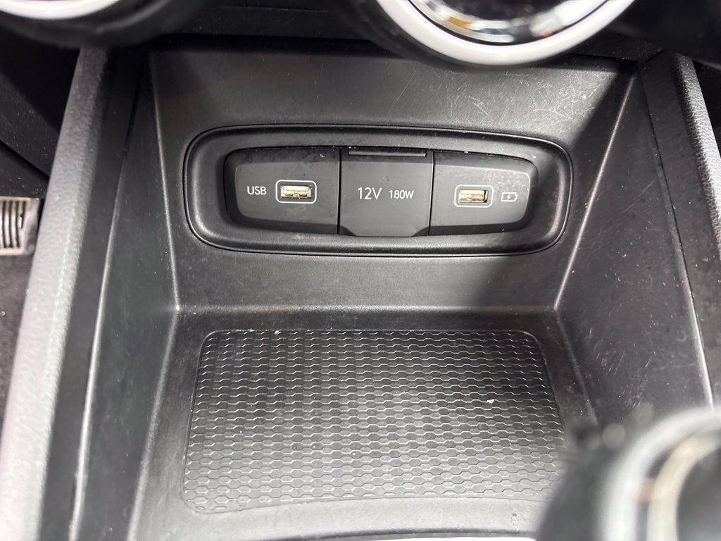 Used 2022 Hyundai Venue Limited FWD image 20
