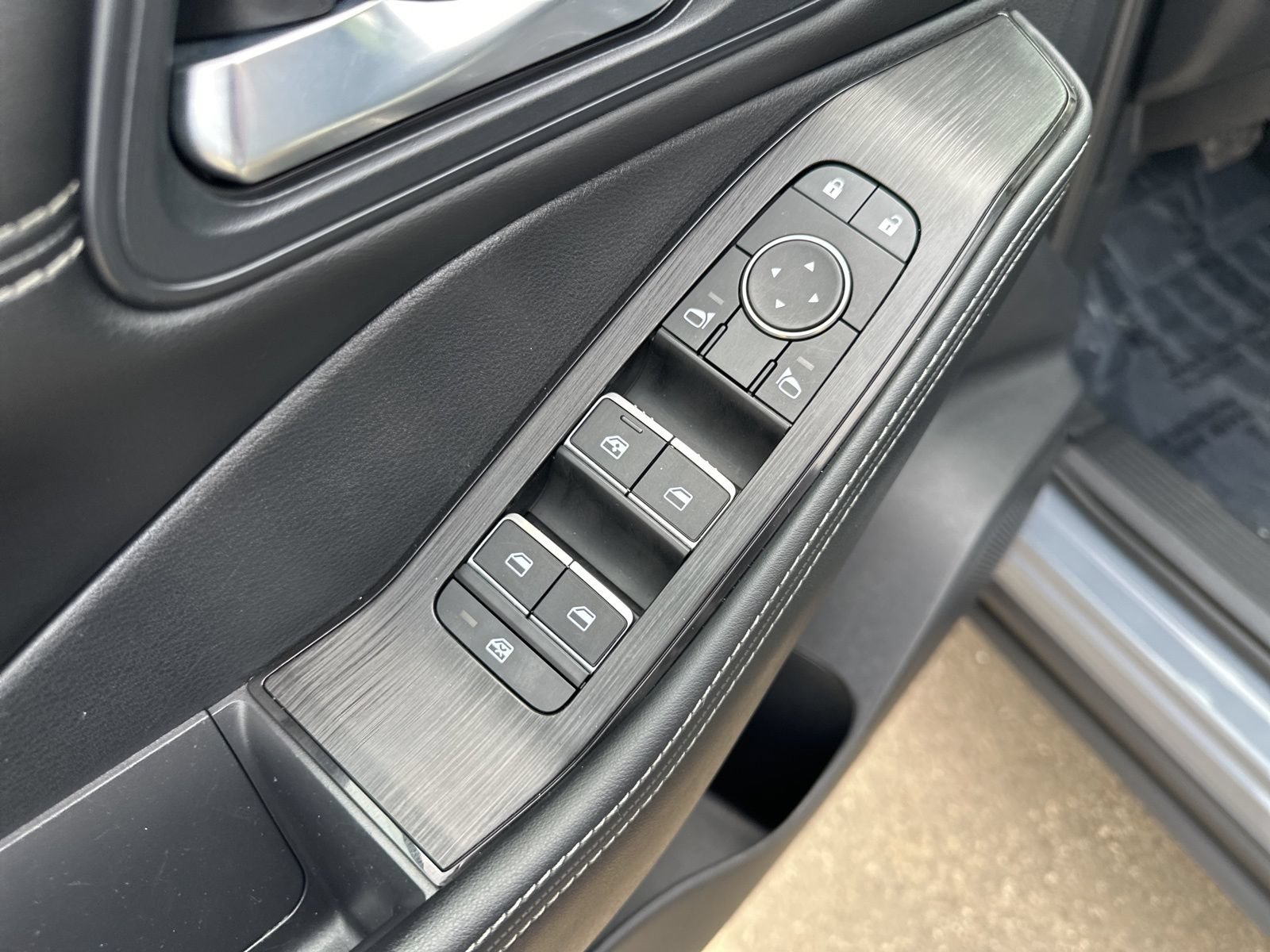Used 2025 Nissan Rogue SL w/ SL Premium Package AWD/4WD image 17