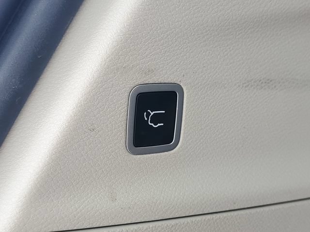 Used 2021 Chrysler Pacifica Limited w/ Uconnect Theater Family Group FWD image 9