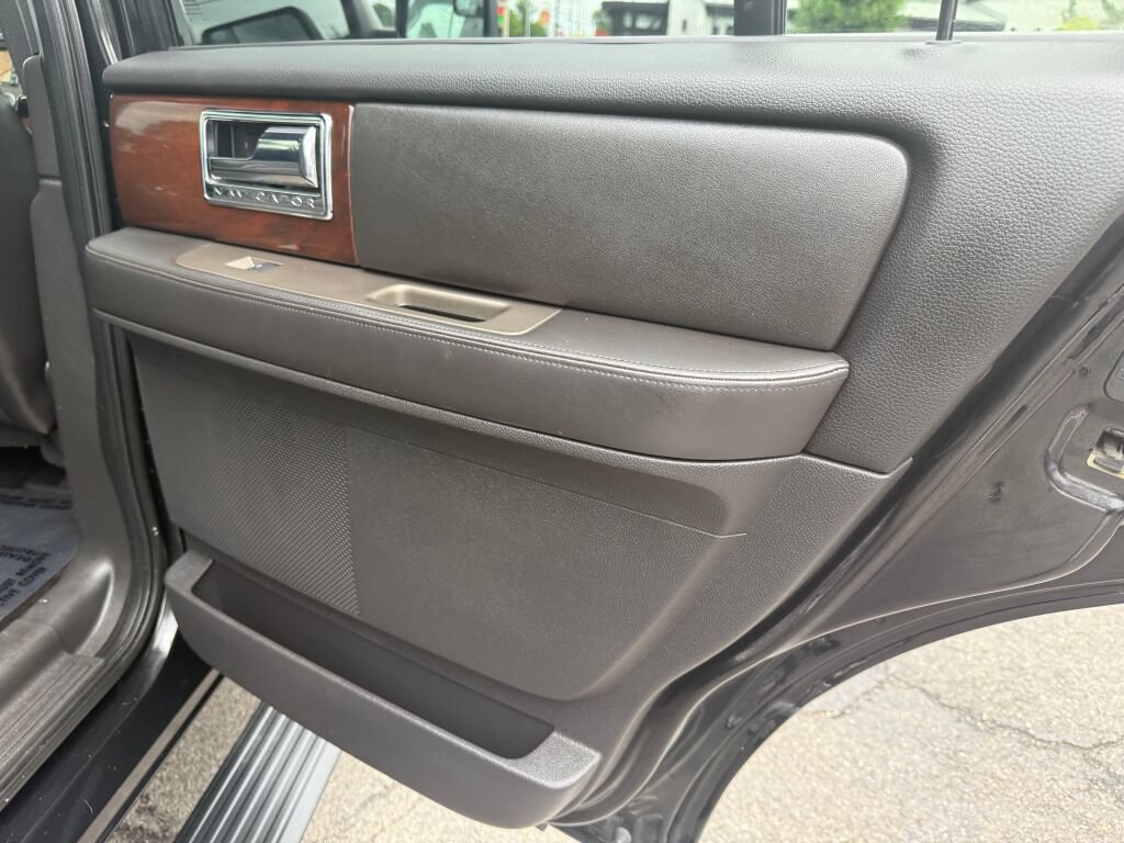 Used 2014 Lincoln Navigator 4WD image 25
