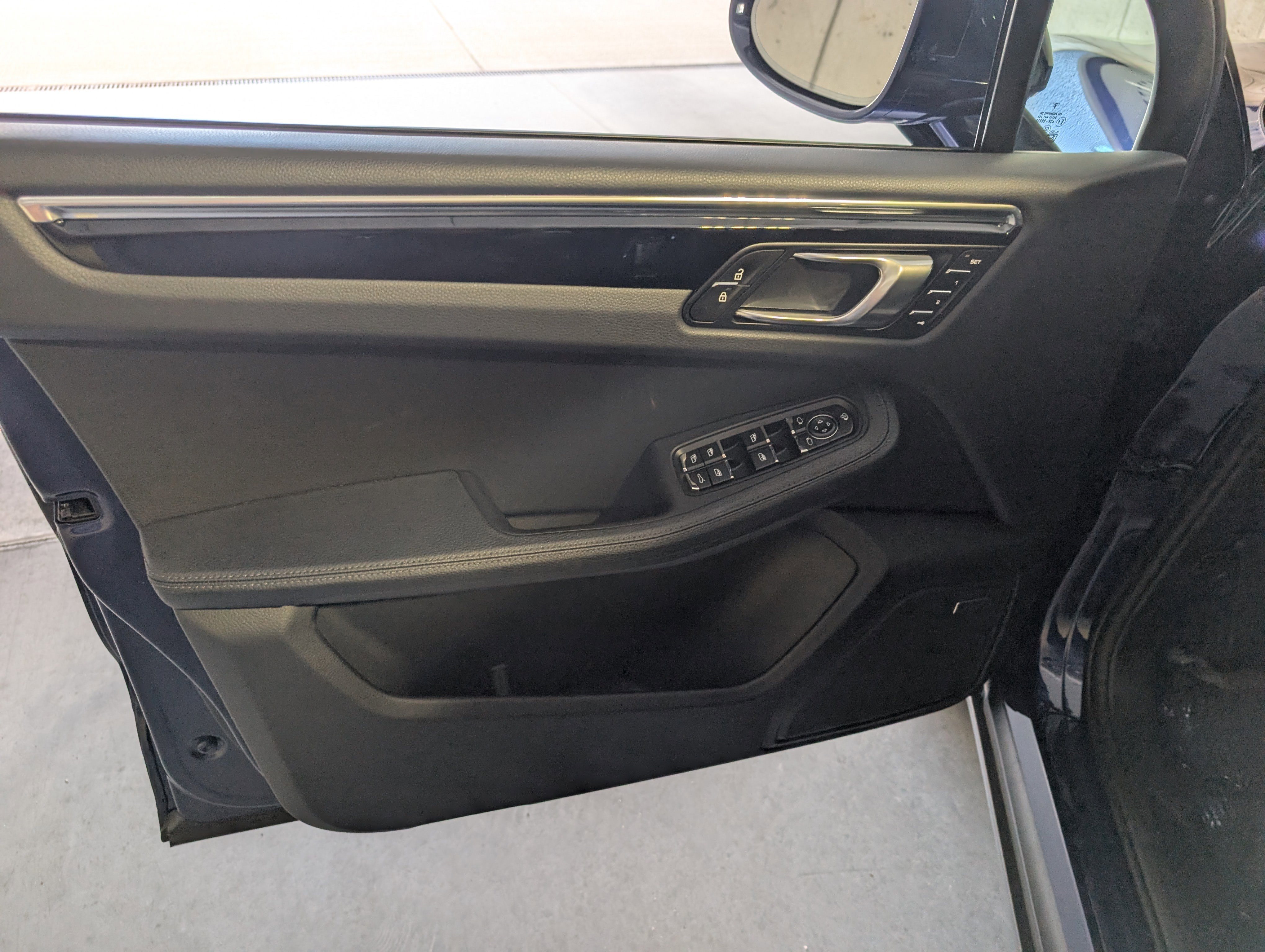 Used 2025 Porsche Macan image 28