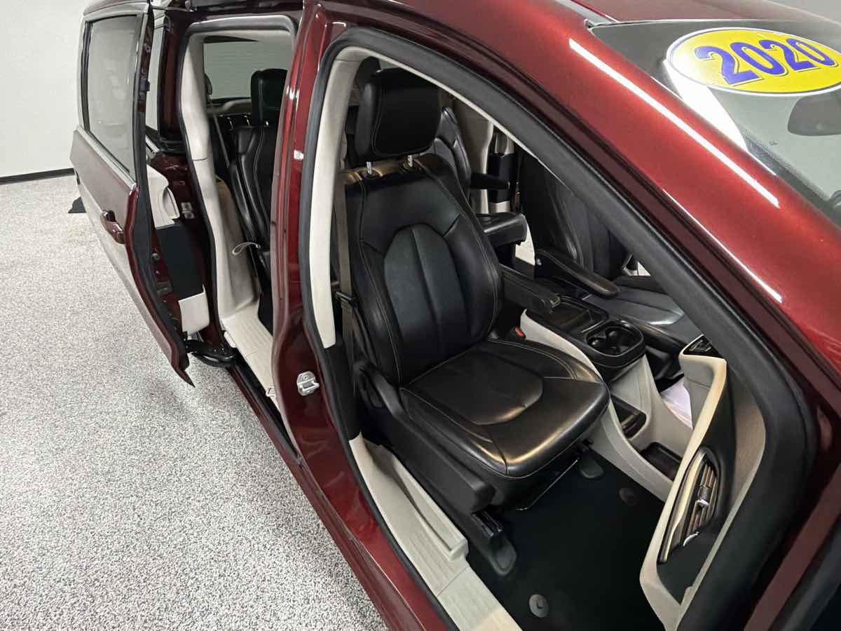 Used 2020 Chrysler Voyager Lxi FWD image 31