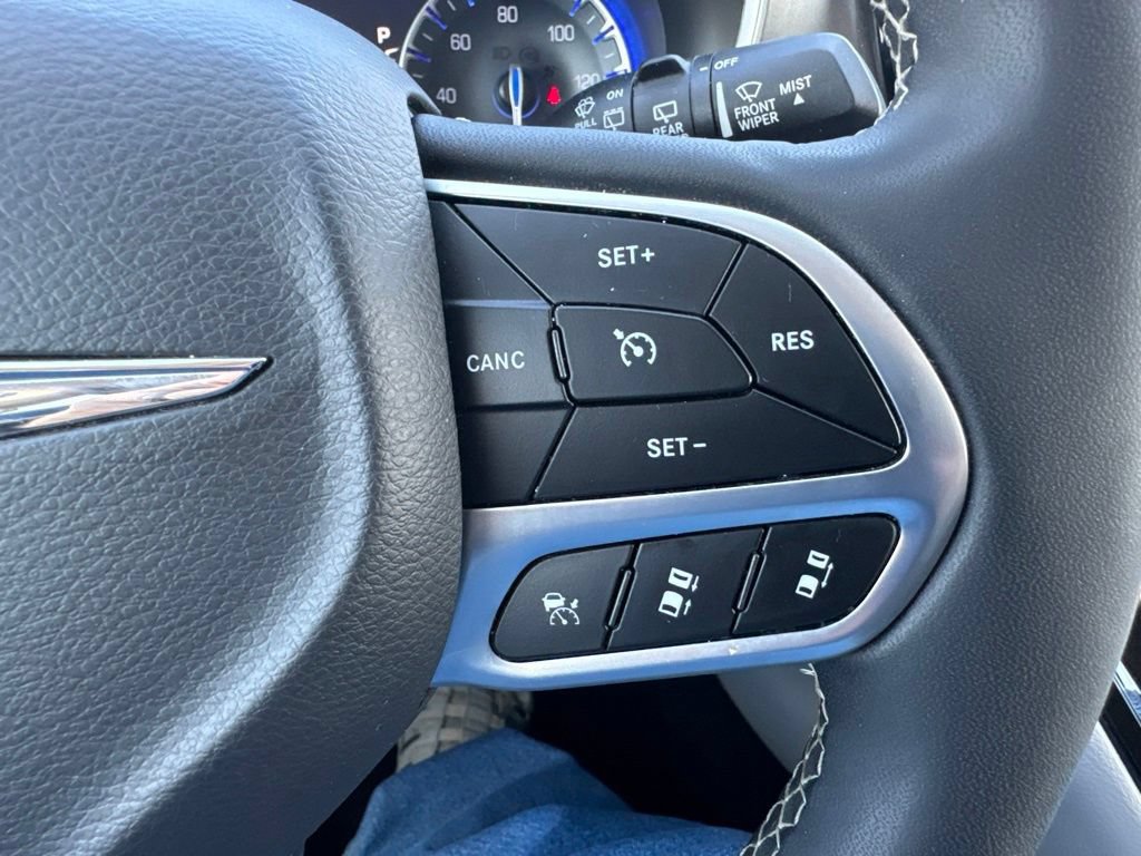Used 2024 Chrysler Pacifica Touring-L FWD image 28