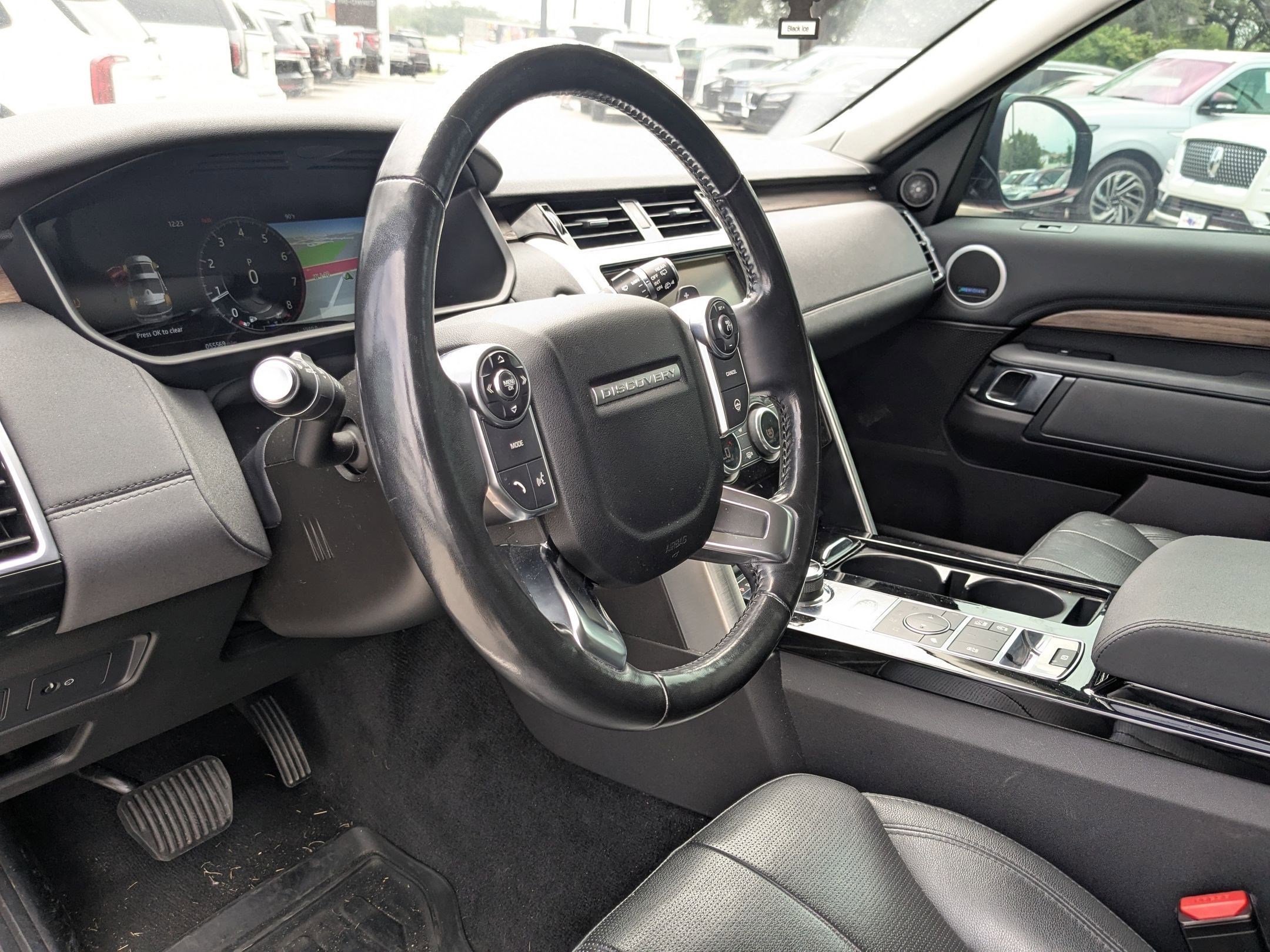 Used 2018 Land Rover Discovery HSE AWD/4WD image 11