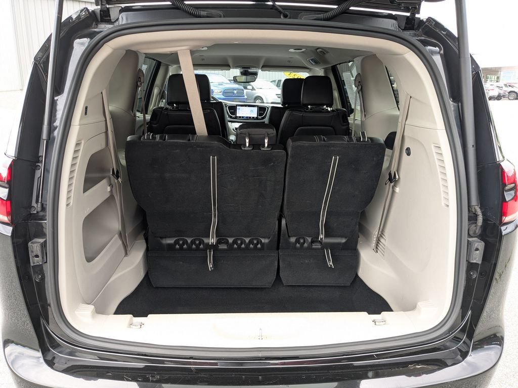 Used 2023 Chrysler Pacifica Touring-L FWD image 18