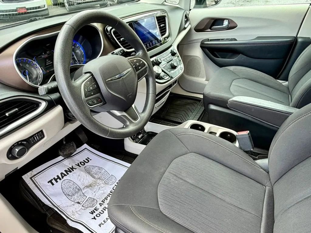 Used 2017 Chrysler Pacifica Touring FWD image 2