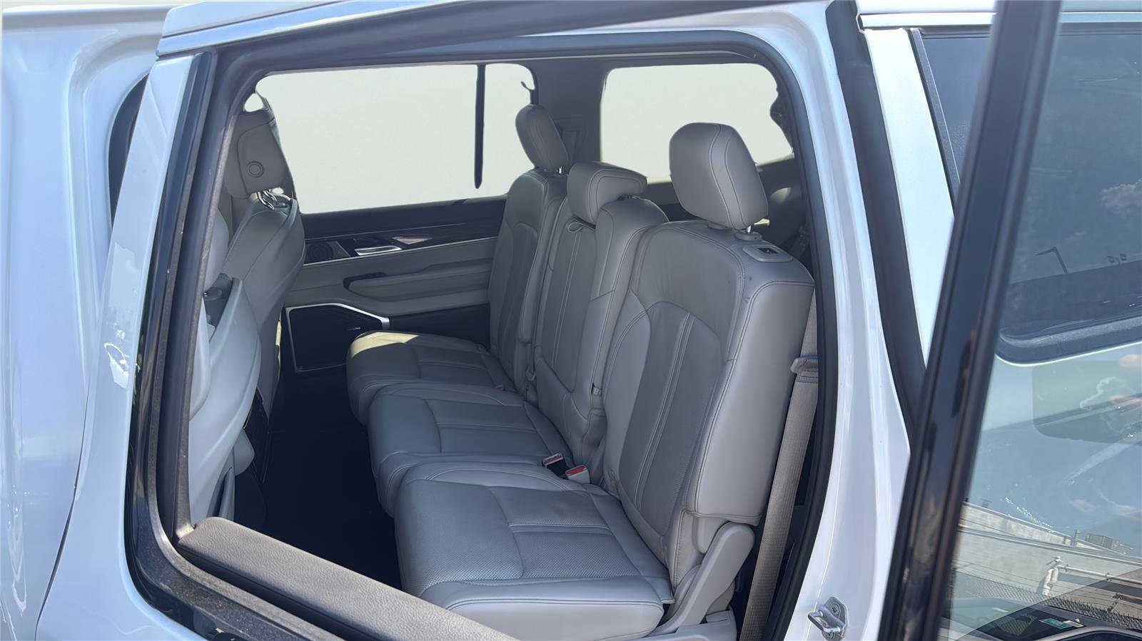 Used 2022 Jeep Wagoneer Series III AWD/4WD image 12