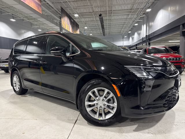 New 2027 Chrysler Pacifica Select w/ Family Tech Group AWD/4WD image 1