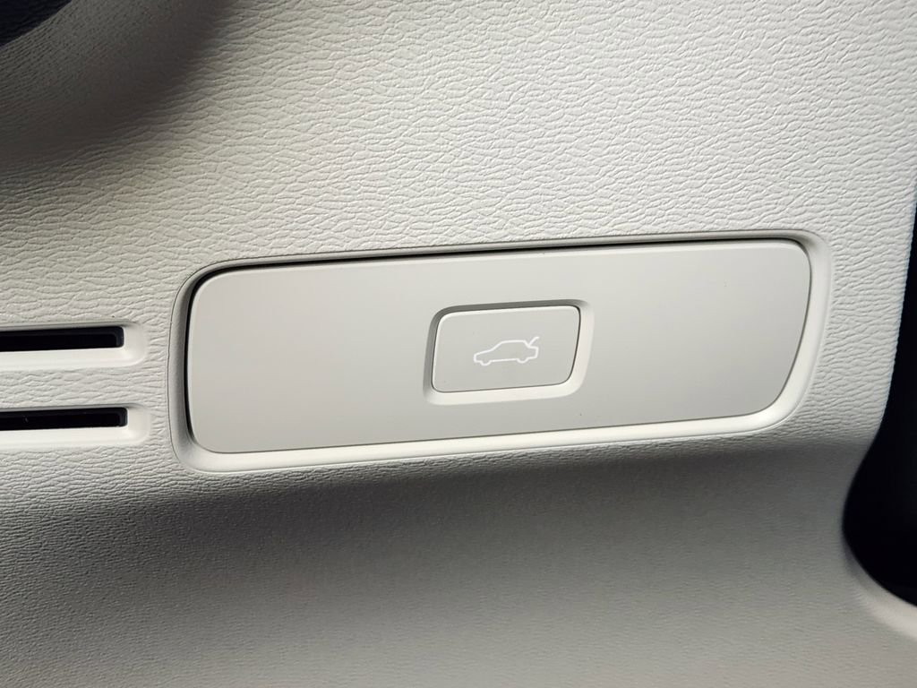 New 2026 Volvo XC40 B5 Plus w/ Protection Package Premier image 11