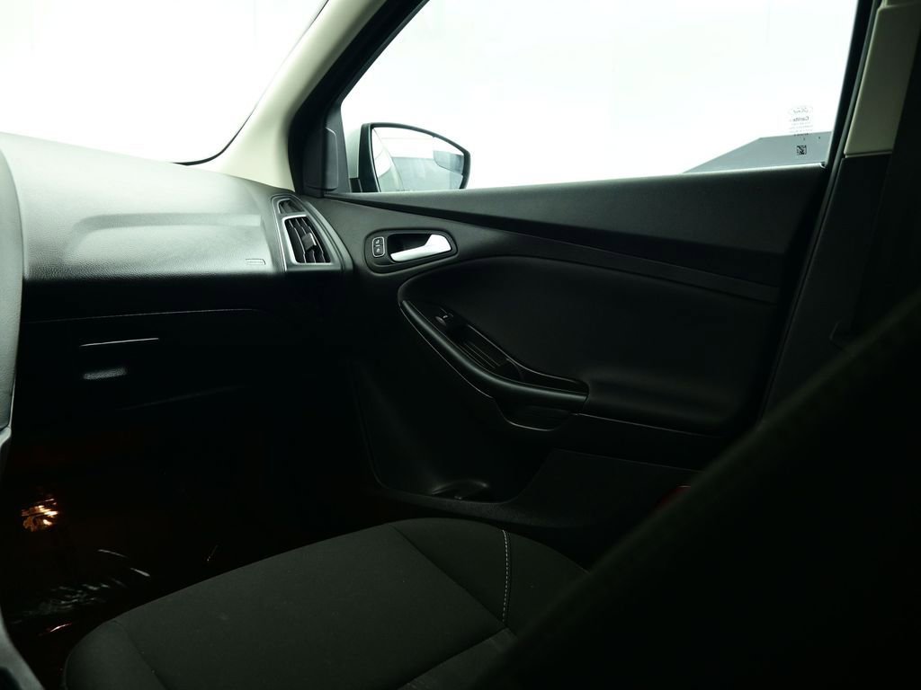 Used 2018 Ford Focus SE image 44