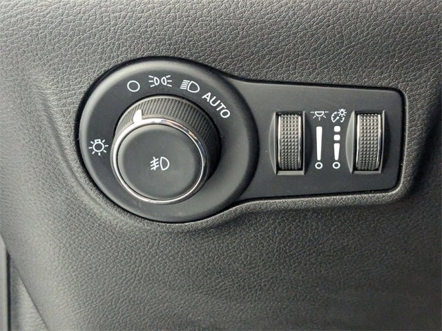 Used 2023 Jeep Compass Limited image 14