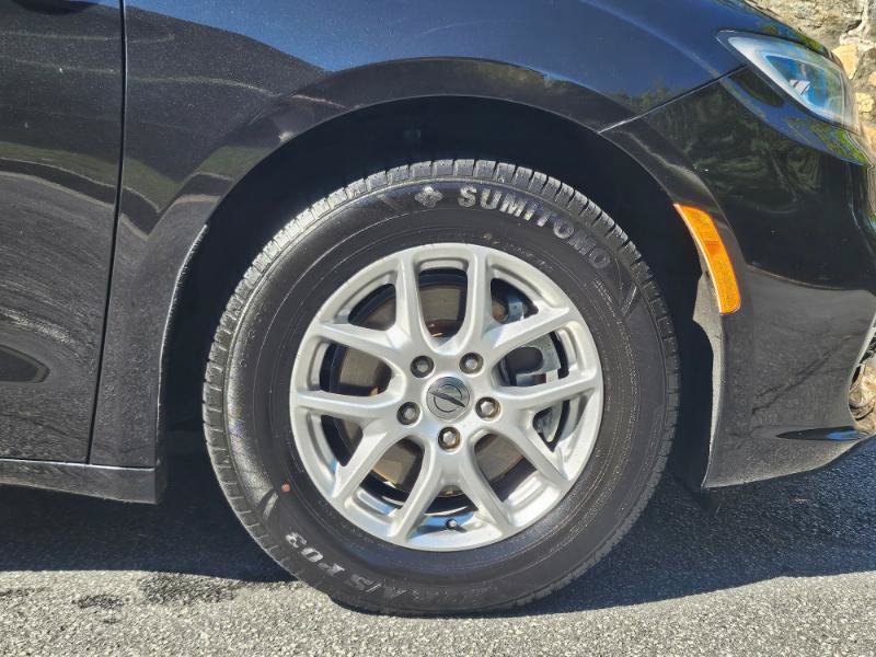 Used 2021 Chrysler Pacifica Touring-L FWD image 15