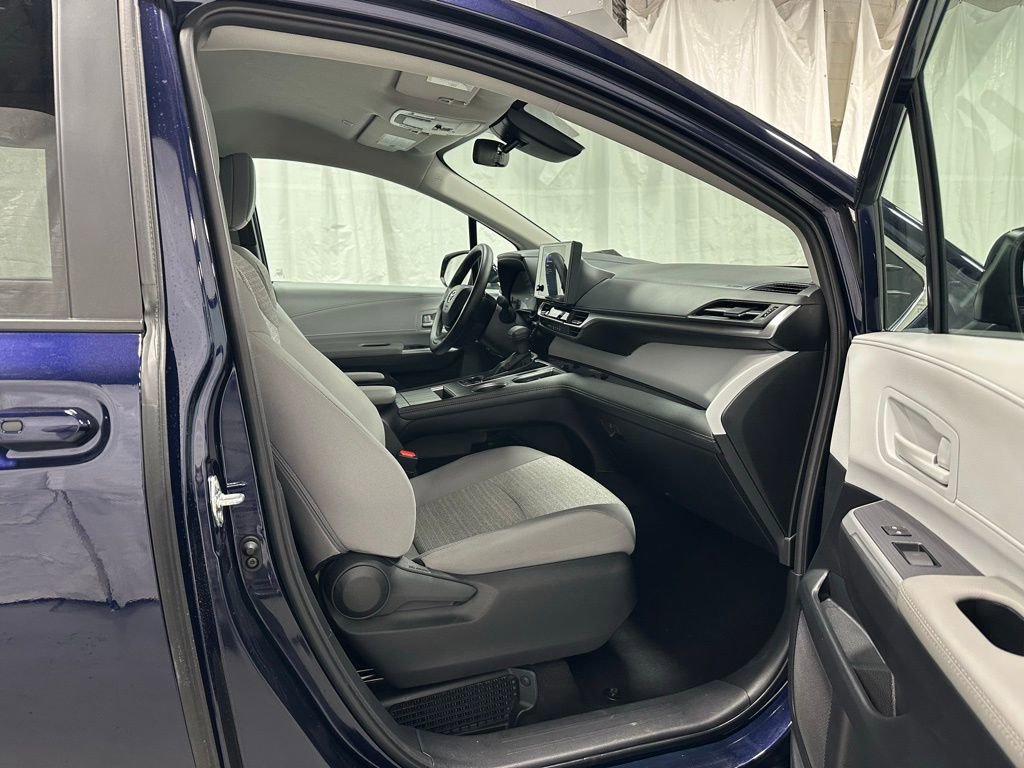 Used 2025 Toyota Sienna LE image 59