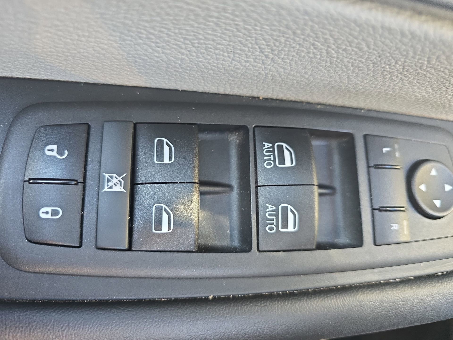 Used 2024 Chrysler Pacifica Touring-L FWD image 27