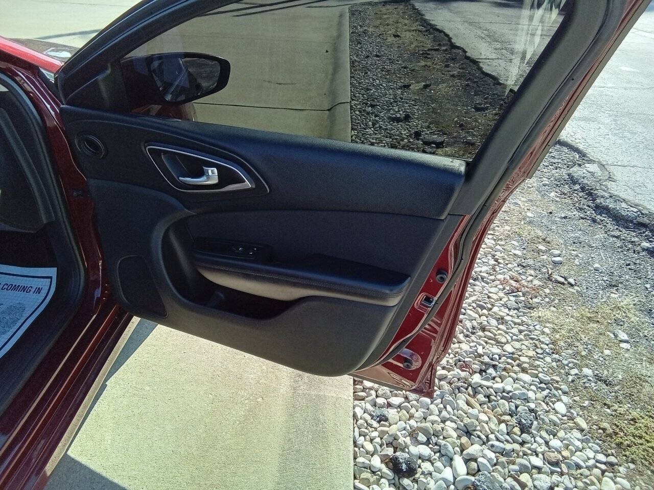 Used 2015 Chrysler 200 Limited FWD image 4