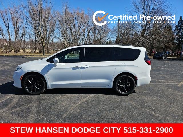 Used 2021 Chrysler Pacifica Limited w/ Uconnect Theater Family Group image 1