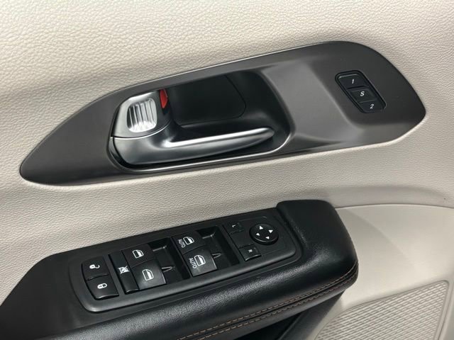 Used 2020 Chrysler Pacifica Touring-L FWD image 16