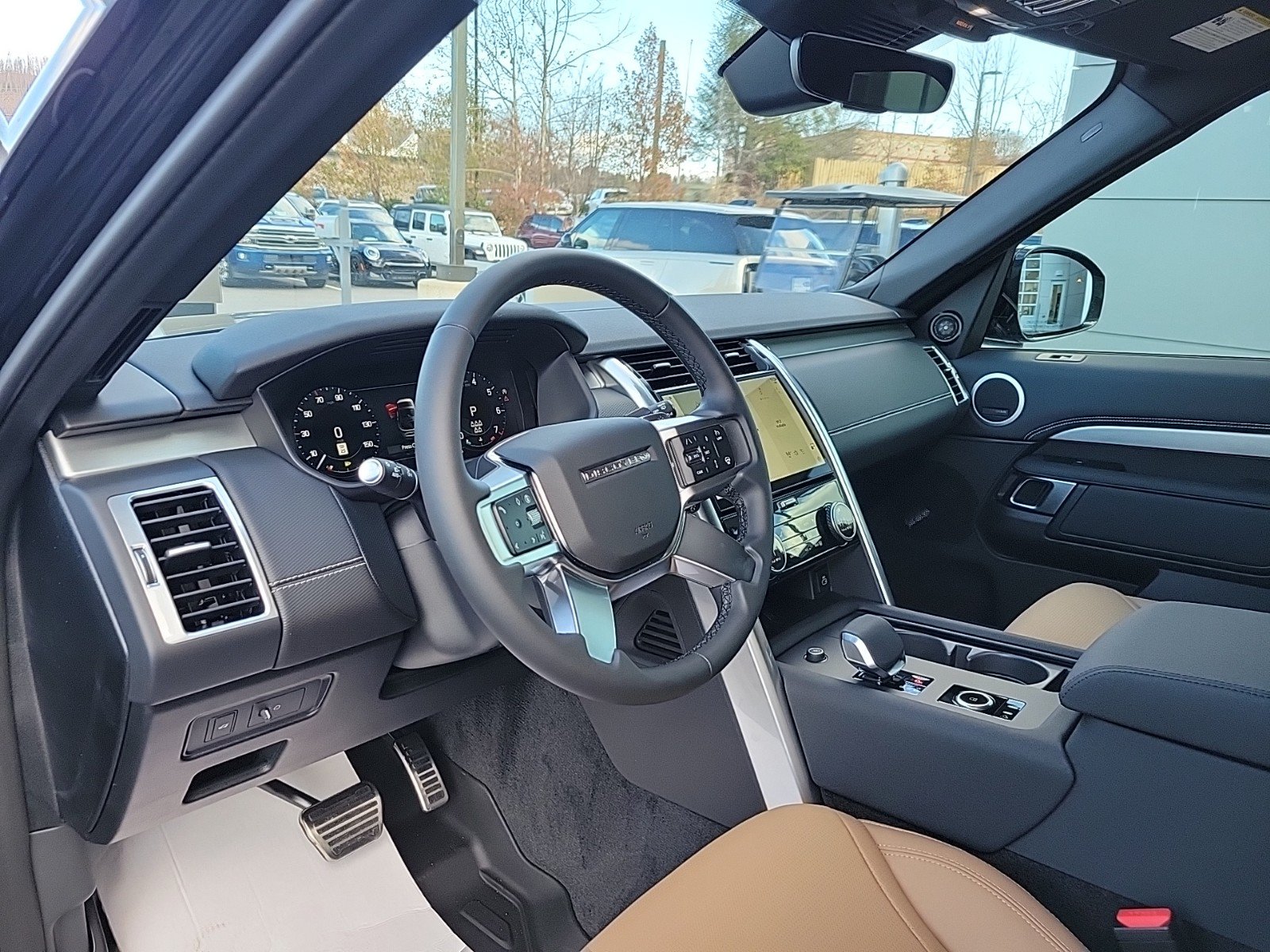 Used 2025 Land Rover Discovery Dynamic SE AWD/4WD image 28